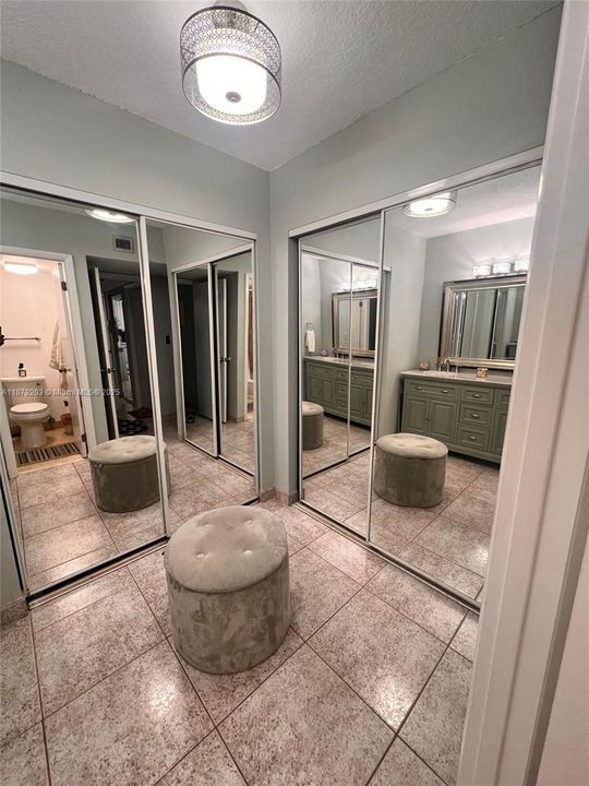 Active With Contract: $255,000 (2 beds, 2 baths, 983 Square Feet)