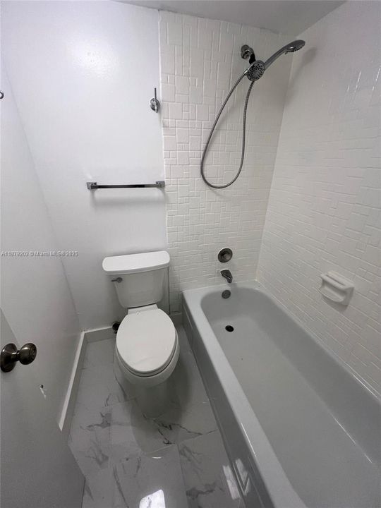 Active With Contract: $255,000 (2 beds, 2 baths, 983 Square Feet)