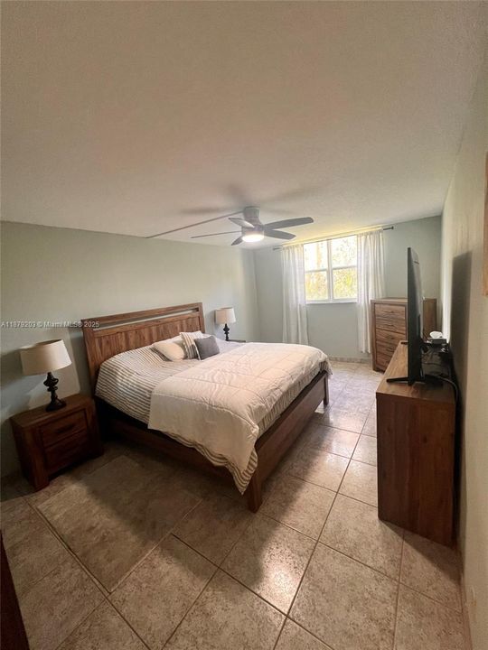 Active With Contract: $255,000 (2 beds, 2 baths, 983 Square Feet)