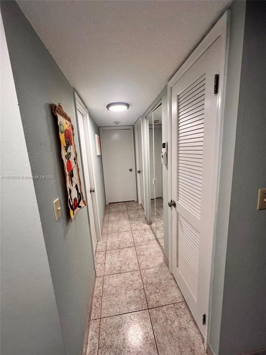 Active With Contract: $255,000 (2 beds, 2 baths, 983 Square Feet)