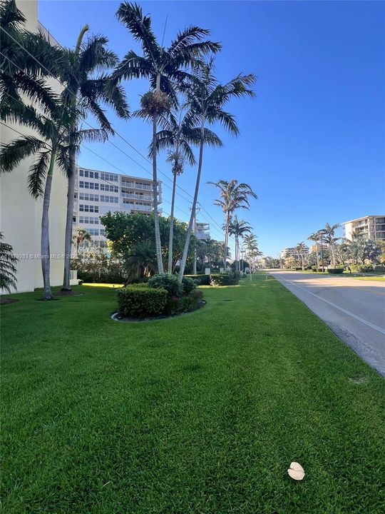 Active With Contract: $255,000 (2 beds, 2 baths, 983 Square Feet)