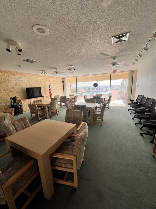 Active With Contract: $255,000 (2 beds, 2 baths, 983 Square Feet)