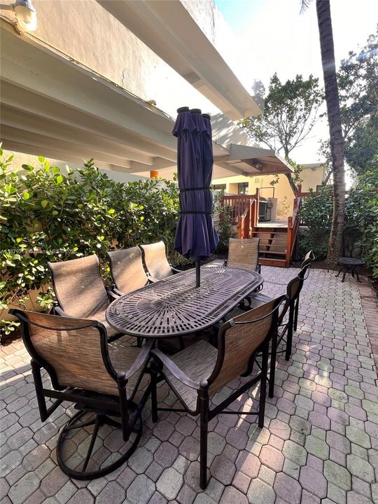 Active With Contract: $255,000 (2 beds, 2 baths, 983 Square Feet)