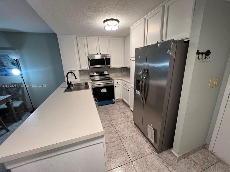 Active With Contract: $255,000 (2 beds, 2 baths, 983 Square Feet)