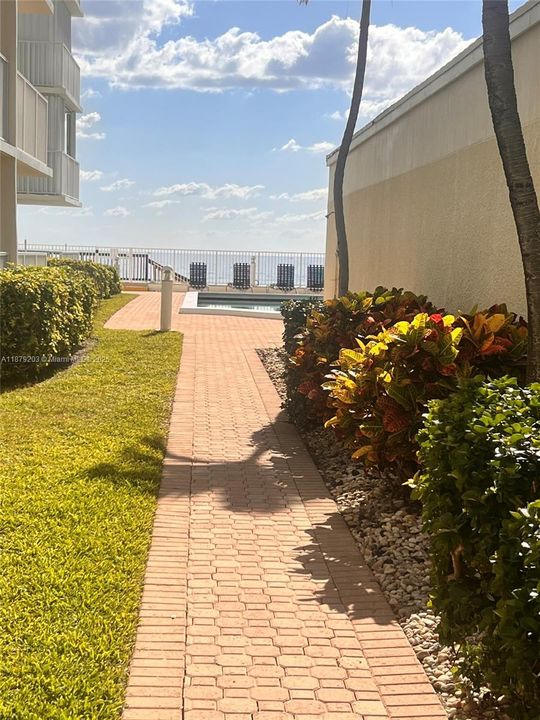 Active With Contract: $255,000 (2 beds, 2 baths, 983 Square Feet)