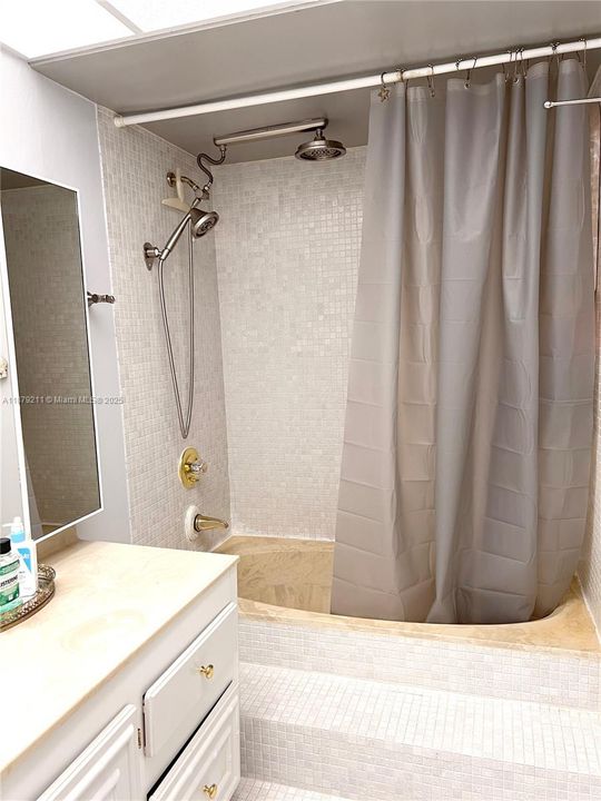 待售: $269,000 (1 贝兹, 2 浴室, 1017 平方英尺)