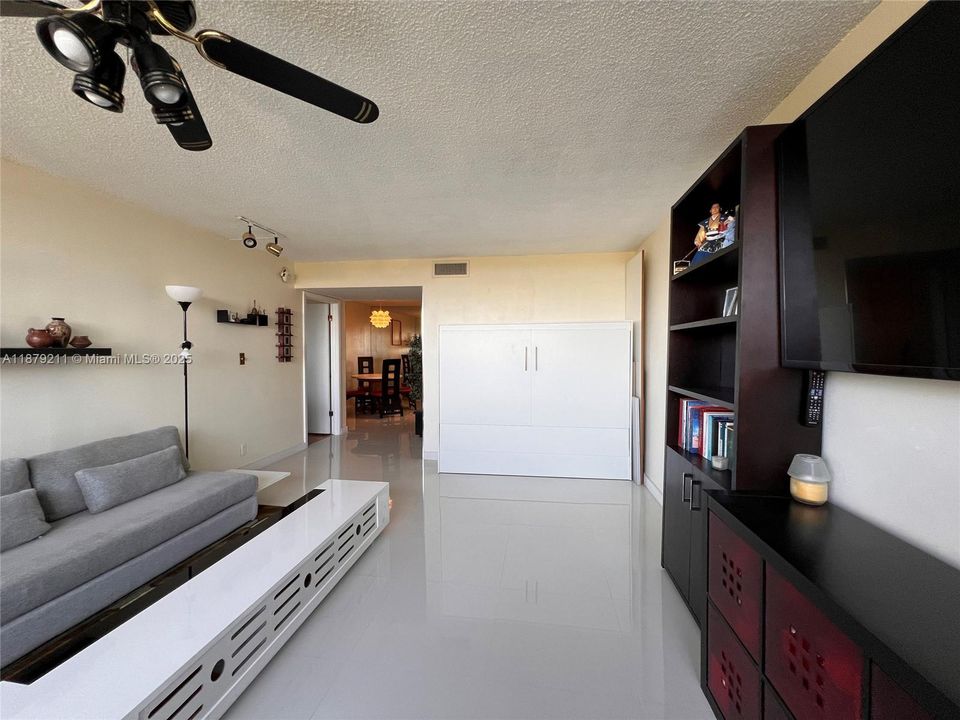 待售: $269,000 (1 贝兹, 2 浴室, 1017 平方英尺)