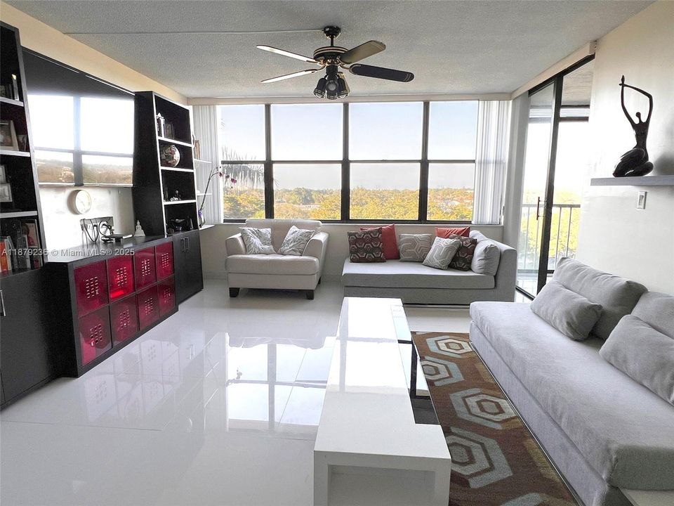 出租: $2,100 (1 贝兹, 2 浴室, 1017 平方英尺)