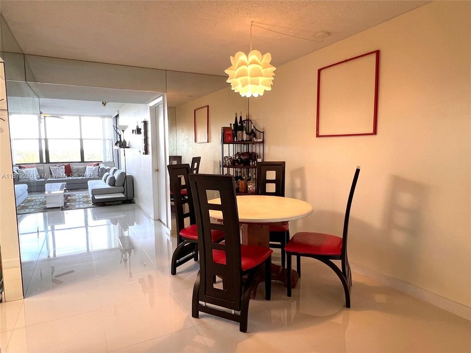 出租: $2,100 (1 贝兹, 2 浴室, 1017 平方英尺)