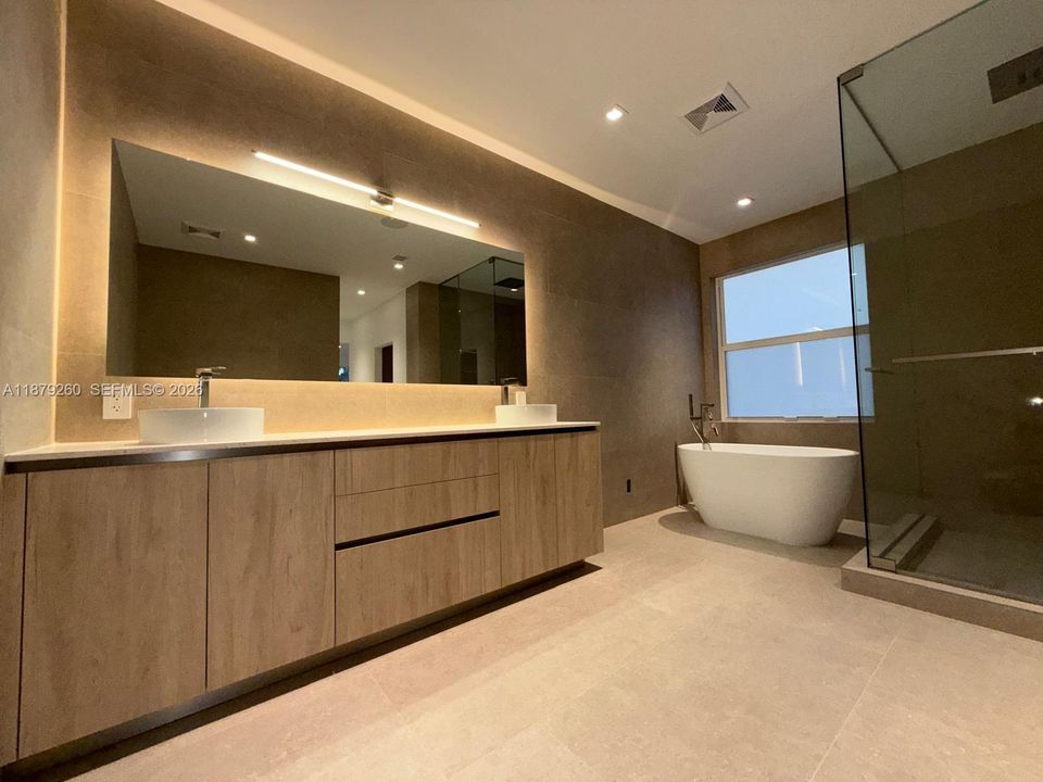 В аренду: $11,500 (5 спален, 4 ванн, 3698 Квадратных фут)