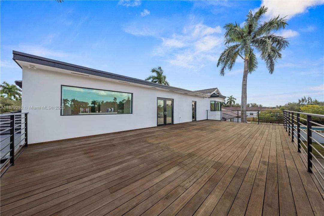 Recently Sold: $3,788,000 (6 beds, 5 baths, 6190 Square Feet)