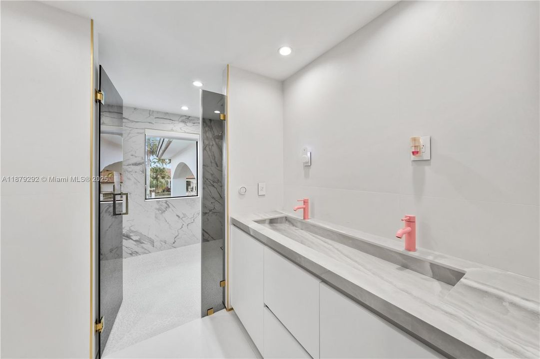 Recently Sold: $3,788,000 (6 beds, 5 baths, 6190 Square Feet)