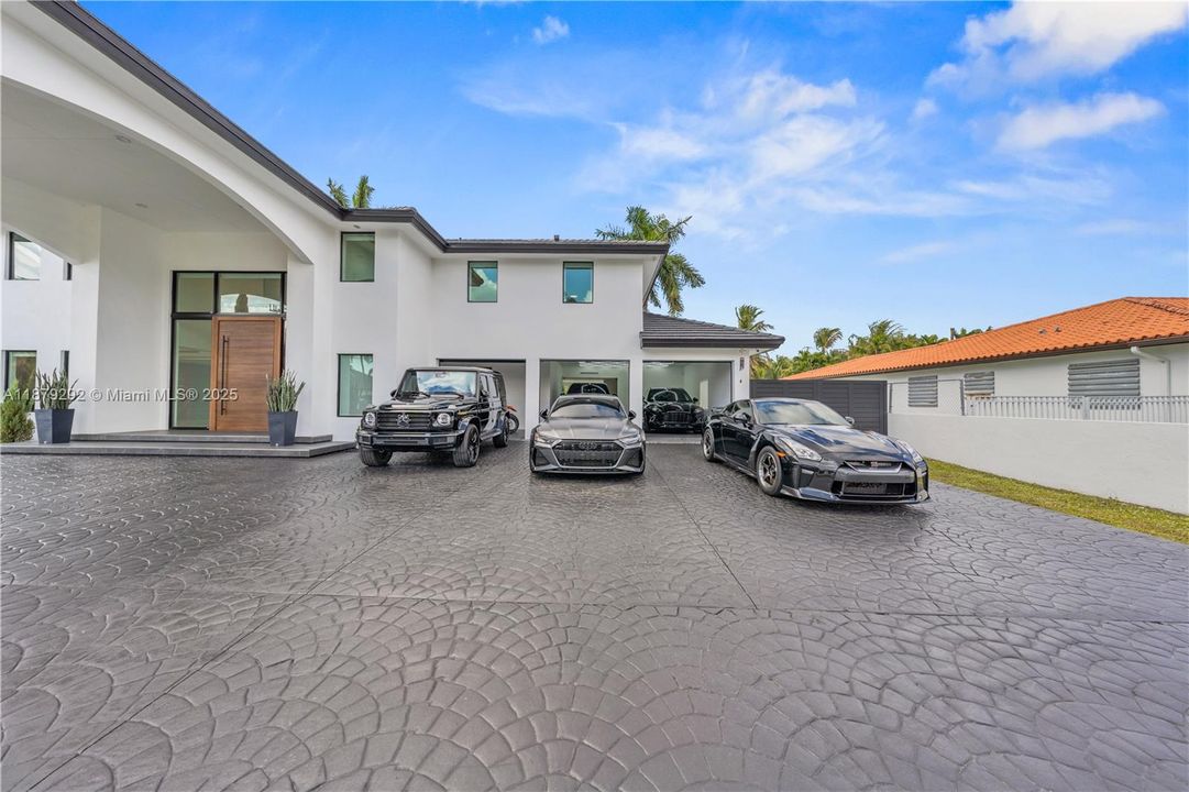 Recently Sold: $3,788,000 (6 beds, 5 baths, 6190 Square Feet)