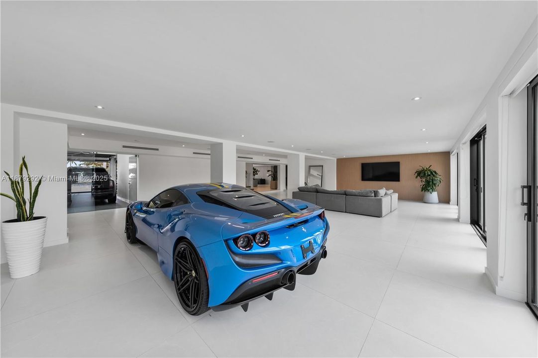 Recently Sold: $3,788,000 (6 beds, 5 baths, 6190 Square Feet)