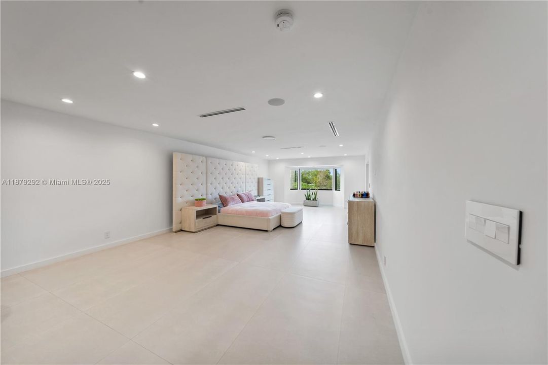 Recently Sold: $3,788,000 (6 beds, 5 baths, 6190 Square Feet)