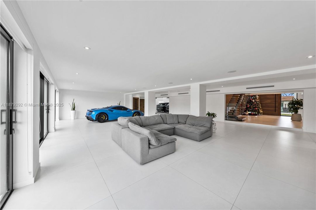 Recently Sold: $3,788,000 (6 beds, 5 baths, 6190 Square Feet)