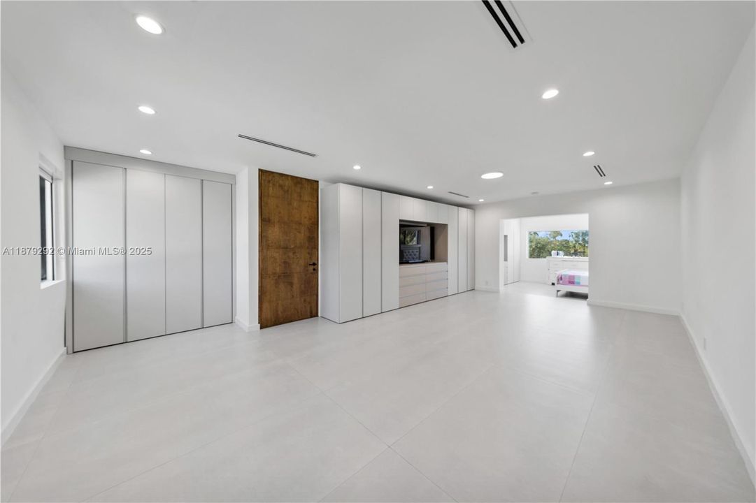 Recently Sold: $3,788,000 (6 beds, 5 baths, 6190 Square Feet)
