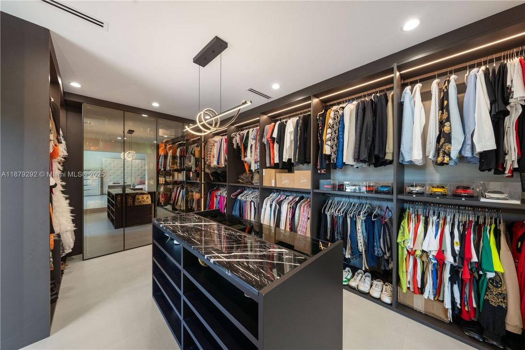 Recently Sold: $3,788,000 (6 beds, 5 baths, 6190 Square Feet)