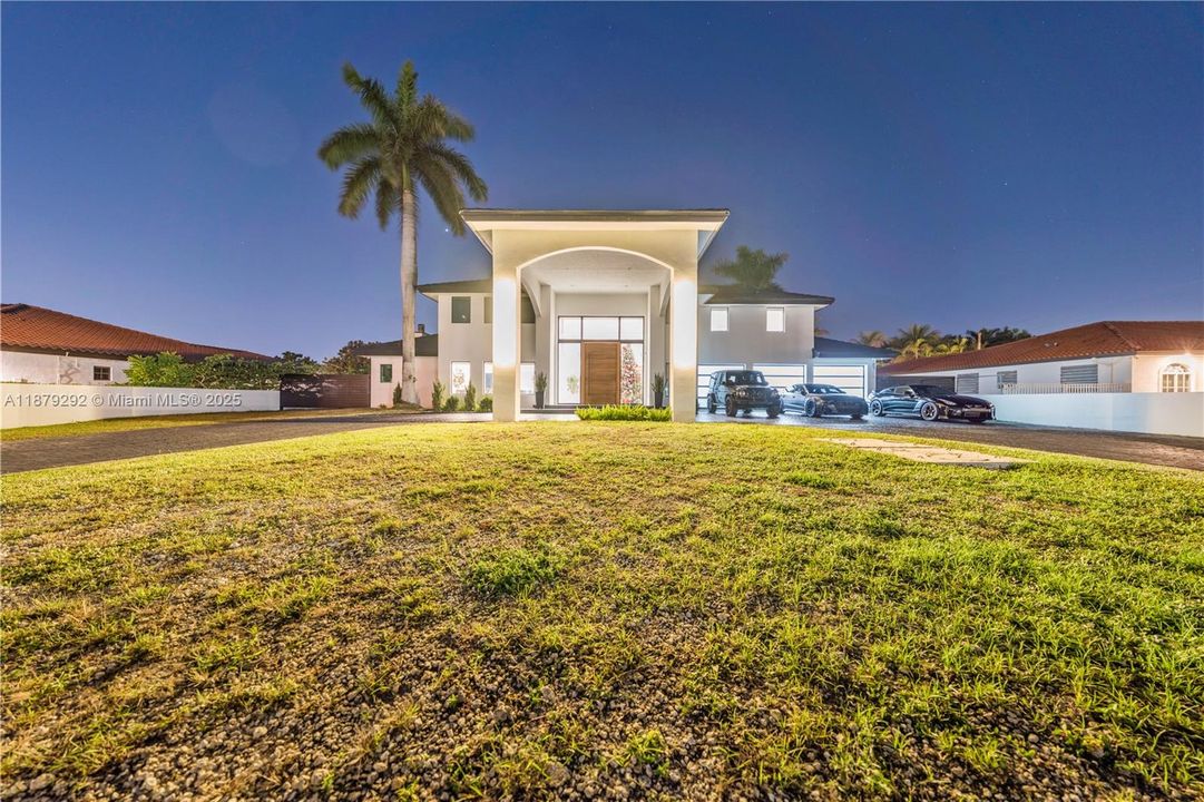Recently Sold: $3,788,000 (6 beds, 5 baths, 6190 Square Feet)