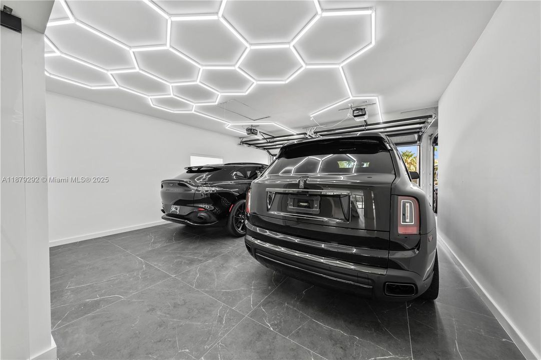 Recently Sold: $3,788,000 (6 beds, 5 baths, 6190 Square Feet)