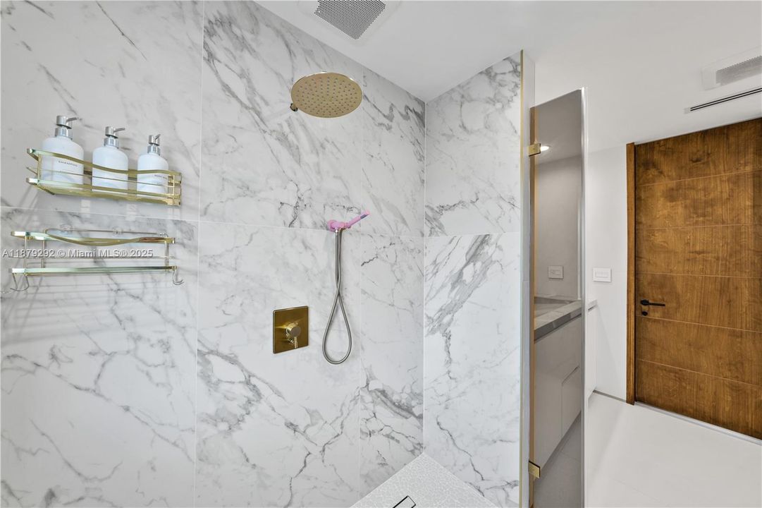 Recently Sold: $3,788,000 (6 beds, 5 baths, 6190 Square Feet)