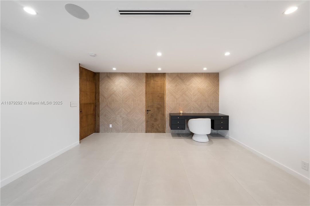 Recently Sold: $3,788,000 (6 beds, 5 baths, 6190 Square Feet)