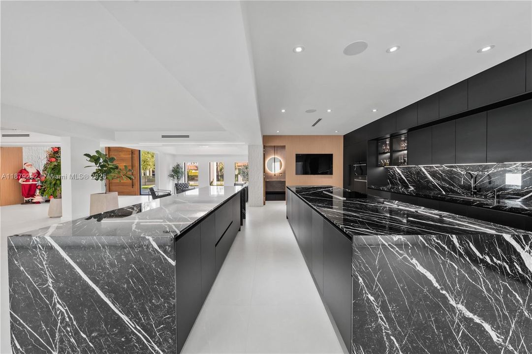 Recently Sold: $3,788,000 (6 beds, 5 baths, 6190 Square Feet)