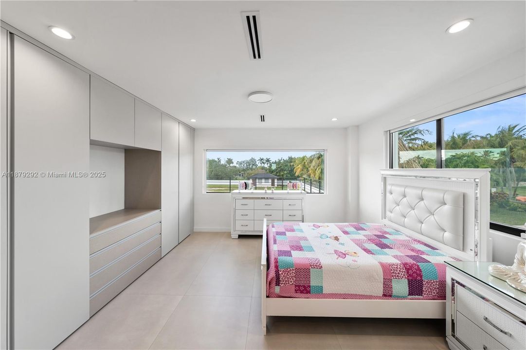 Recently Sold: $3,788,000 (6 beds, 5 baths, 6190 Square Feet)