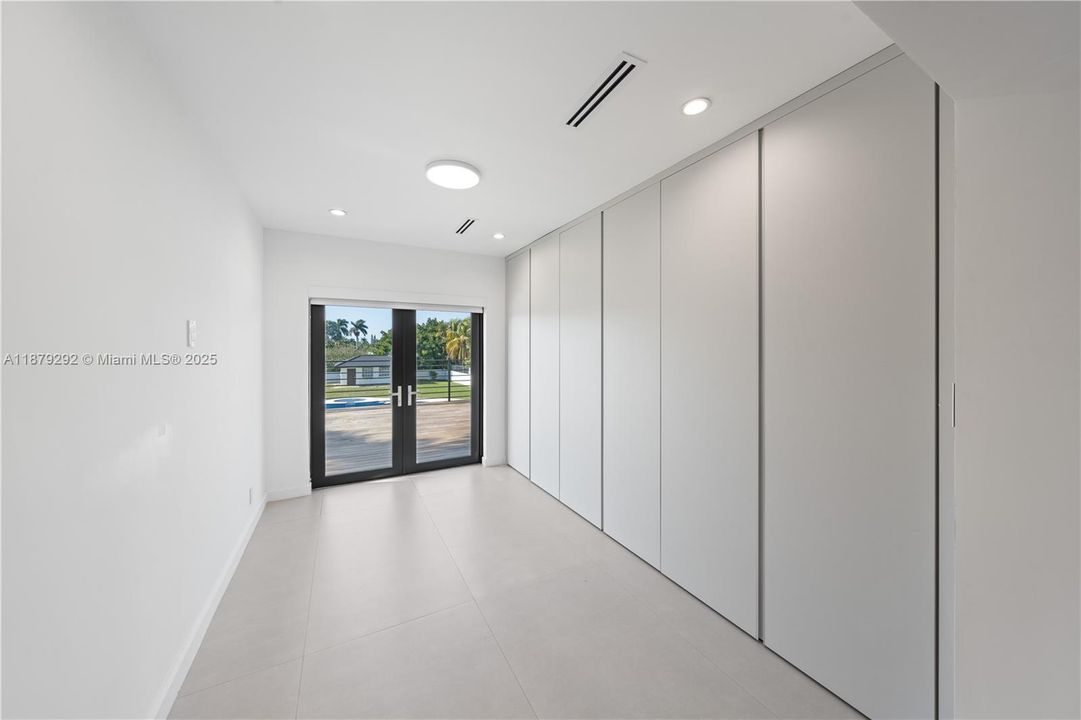 Recently Sold: $3,788,000 (6 beds, 5 baths, 6190 Square Feet)