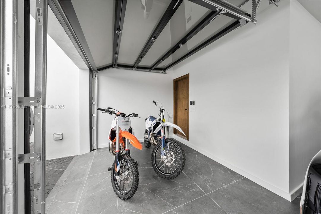 Recently Sold: $3,788,000 (6 beds, 5 baths, 6190 Square Feet)