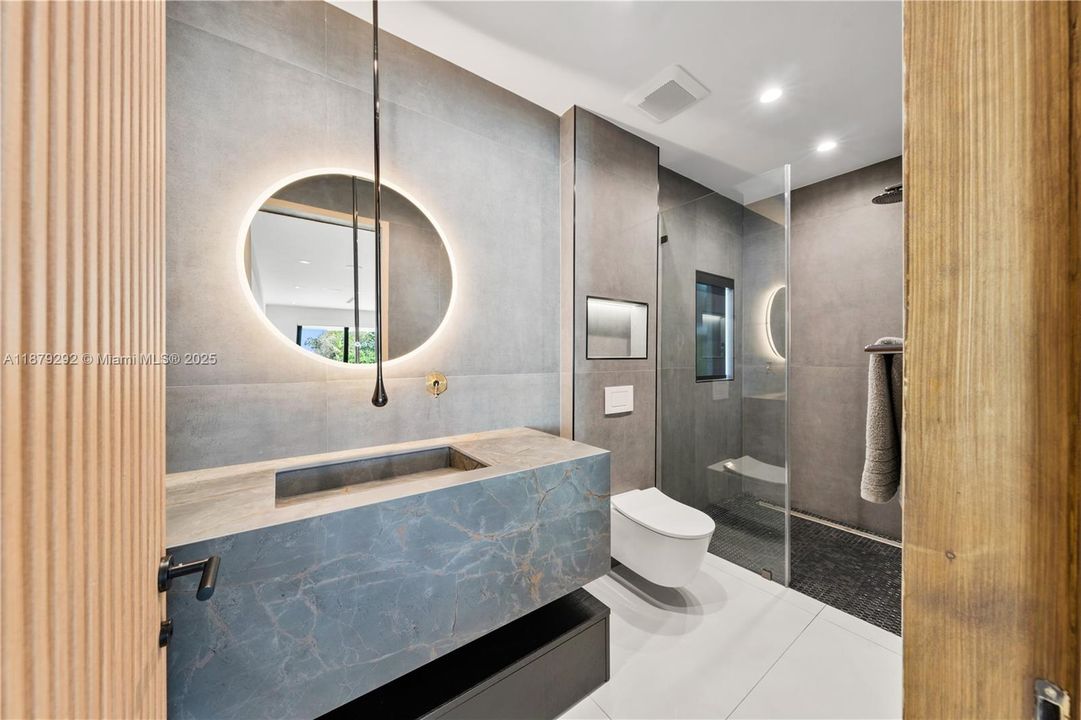 Recently Sold: $3,788,000 (6 beds, 5 baths, 6190 Square Feet)