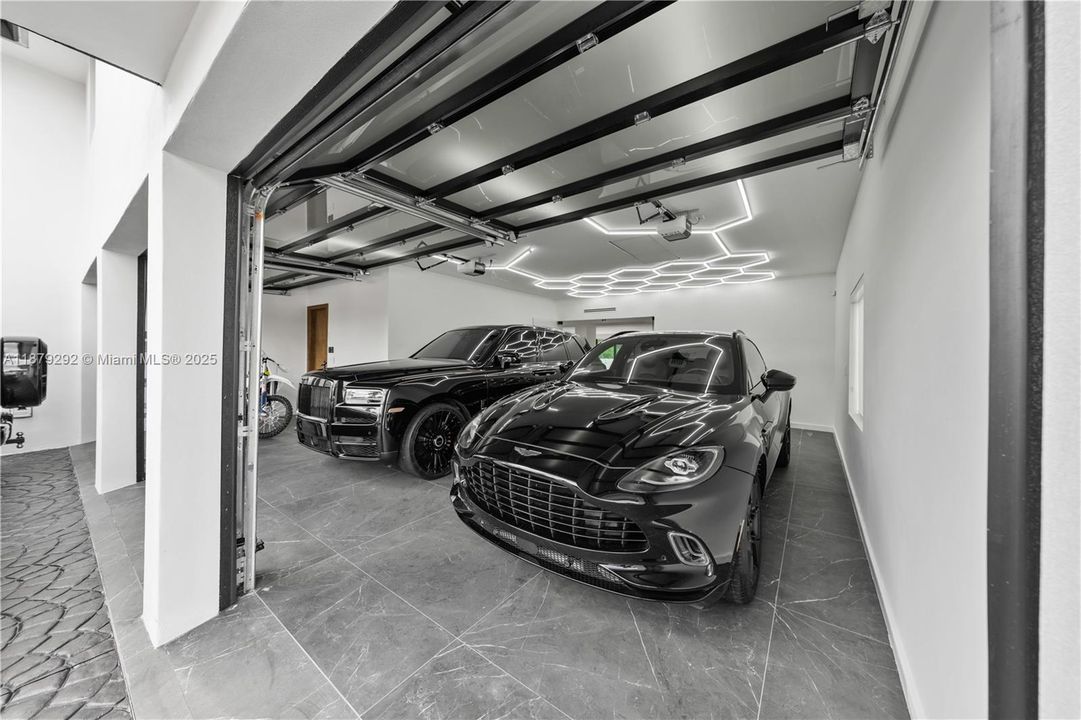 Recently Sold: $3,788,000 (6 beds, 5 baths, 6190 Square Feet)