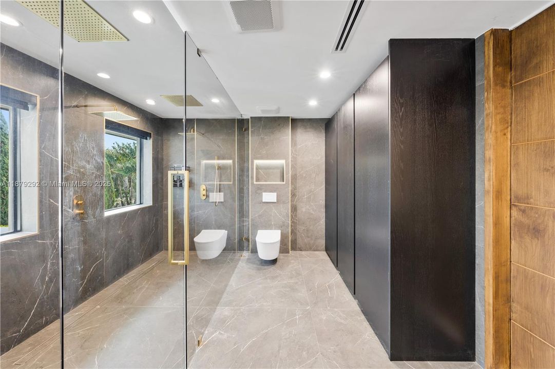 Recently Sold: $3,788,000 (6 beds, 5 baths, 6190 Square Feet)