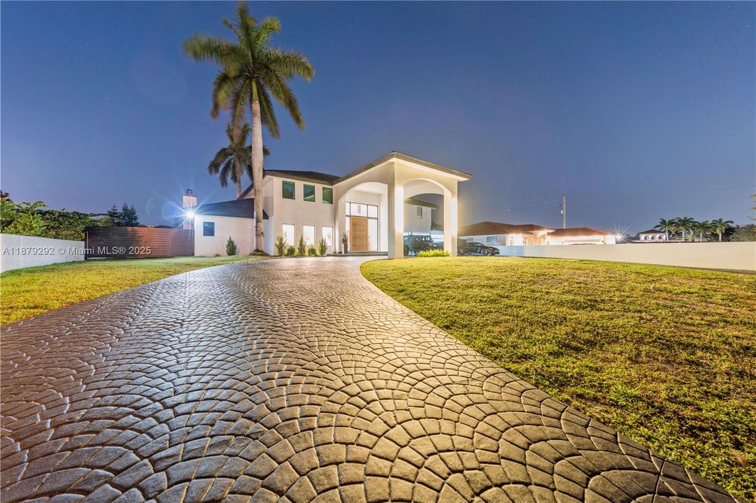 Recently Sold: $3,788,000 (6 beds, 5 baths, 6190 Square Feet)