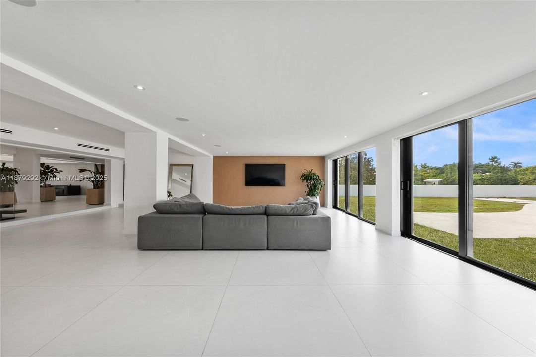 Recently Sold: $3,788,000 (6 beds, 5 baths, 6190 Square Feet)