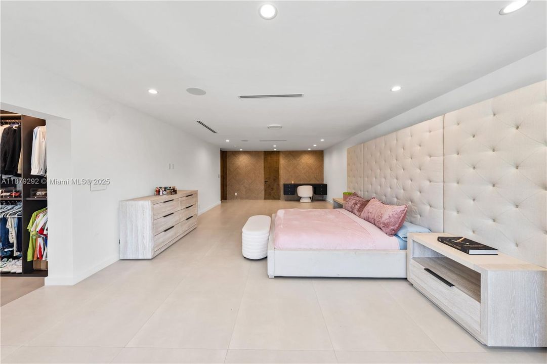 Recently Sold: $3,788,000 (6 beds, 5 baths, 6190 Square Feet)