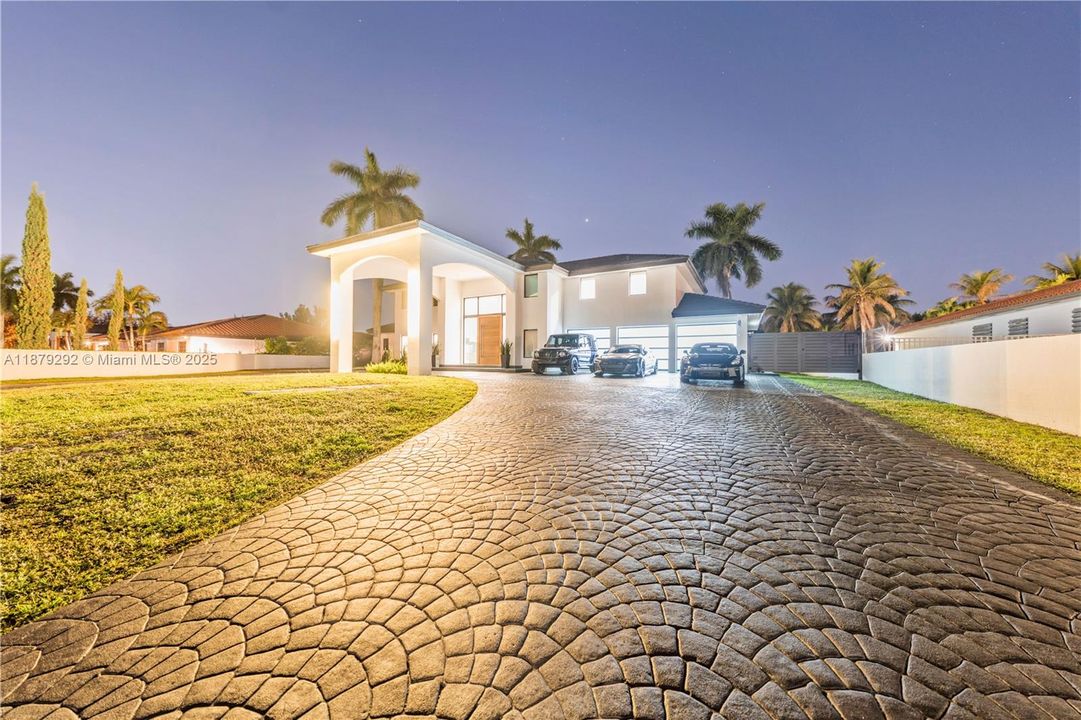 Recently Sold: $3,788,000 (6 beds, 5 baths, 6190 Square Feet)