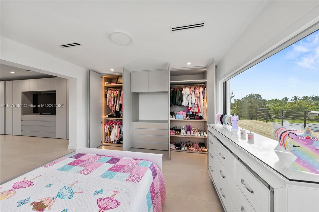 Recently Sold: $3,788,000 (6 beds, 5 baths, 6190 Square Feet)