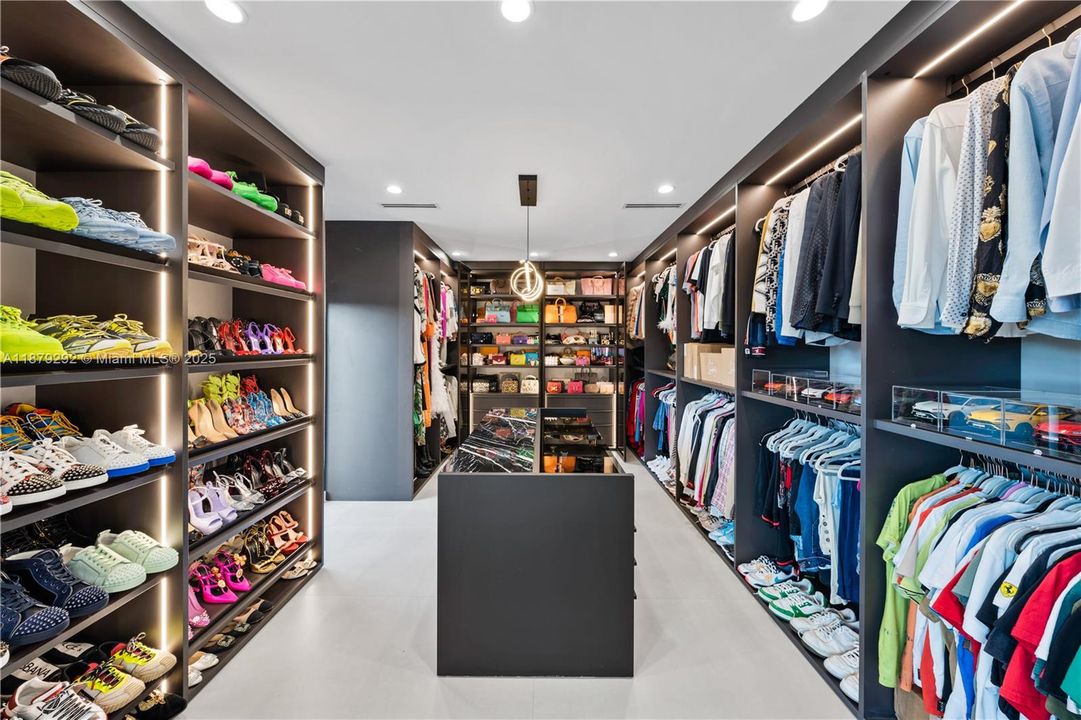 Recently Sold: $3,788,000 (6 beds, 5 baths, 6190 Square Feet)