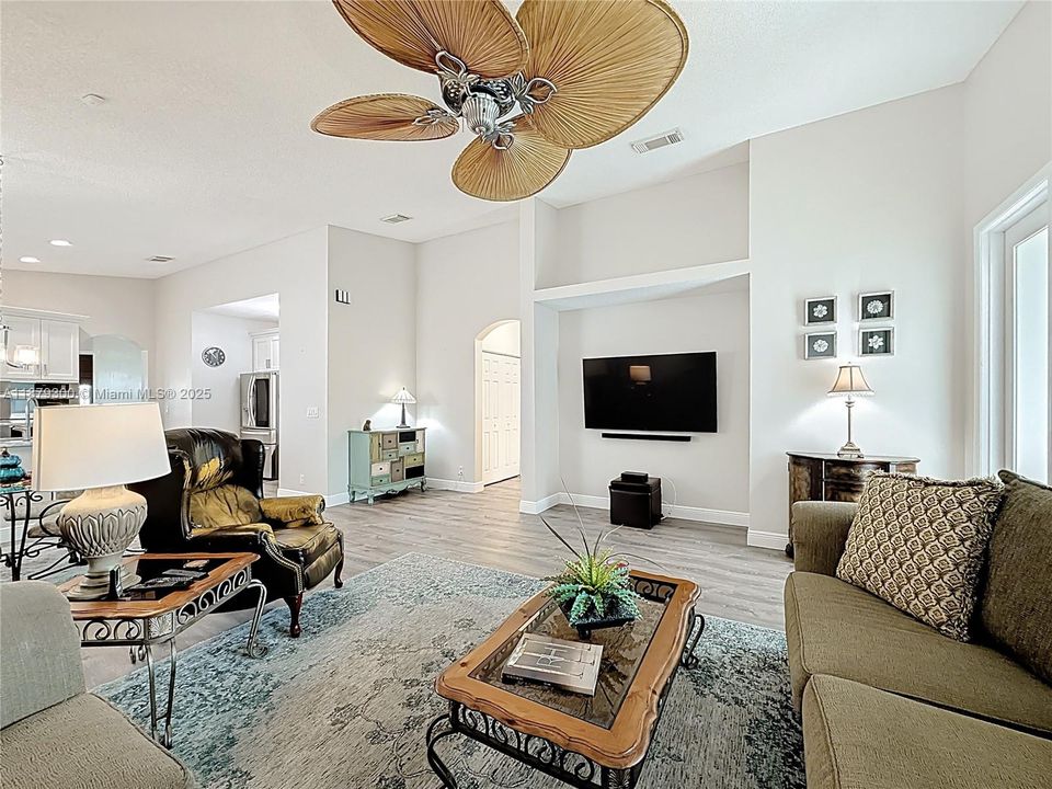 最近售出: $750,000 (4 贝兹, 2 浴室, 2274 平方英尺)