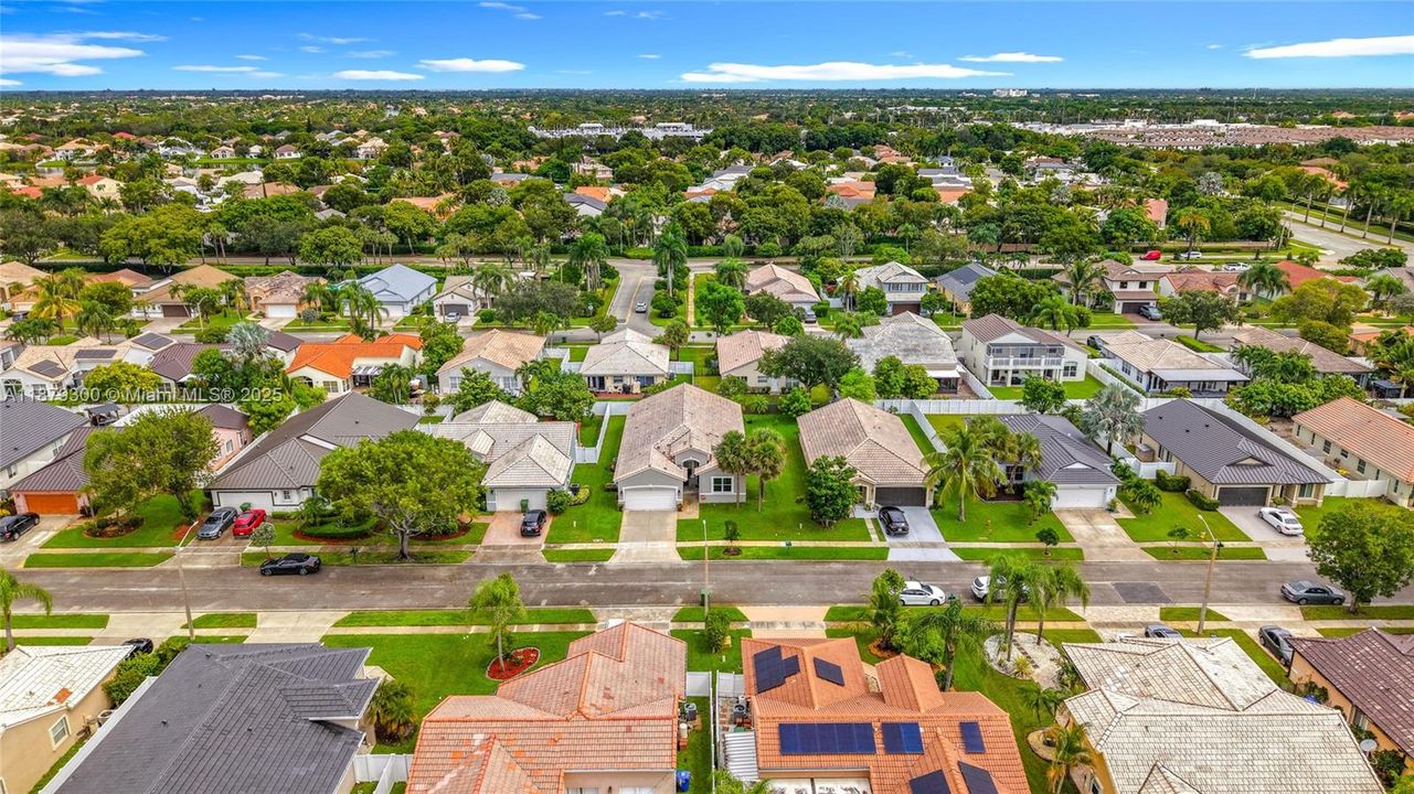 最近售出: $750,000 (4 贝兹, 2 浴室, 2274 平方英尺)