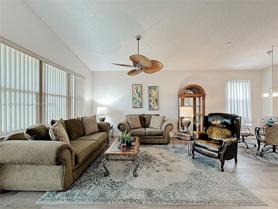 最近售出: $750,000 (4 贝兹, 2 浴室, 2274 平方英尺)