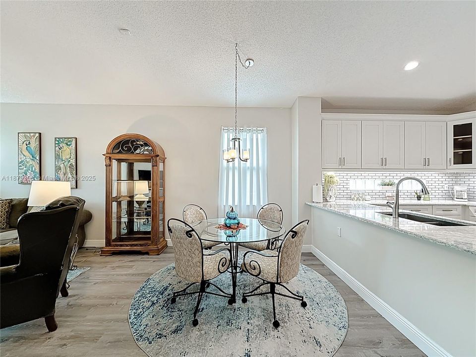 最近售出: $750,000 (4 贝兹, 2 浴室, 2274 平方英尺)