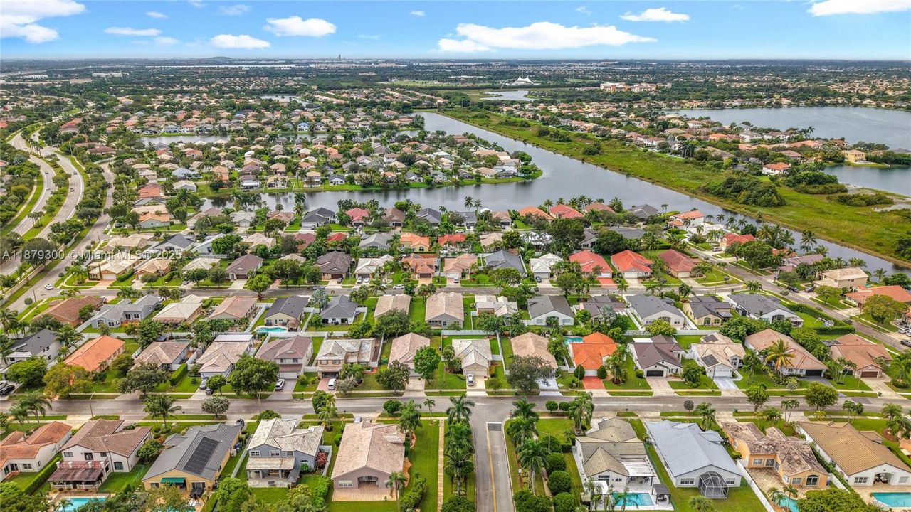 最近售出: $750,000 (4 贝兹, 2 浴室, 2274 平方英尺)