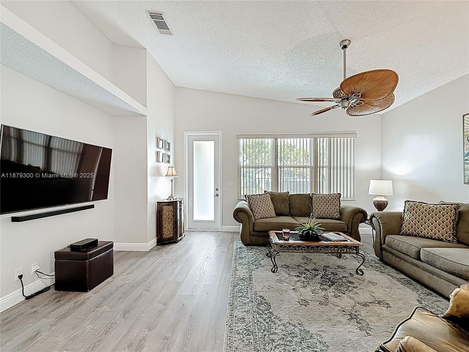 最近售出: $750,000 (4 贝兹, 2 浴室, 2274 平方英尺)