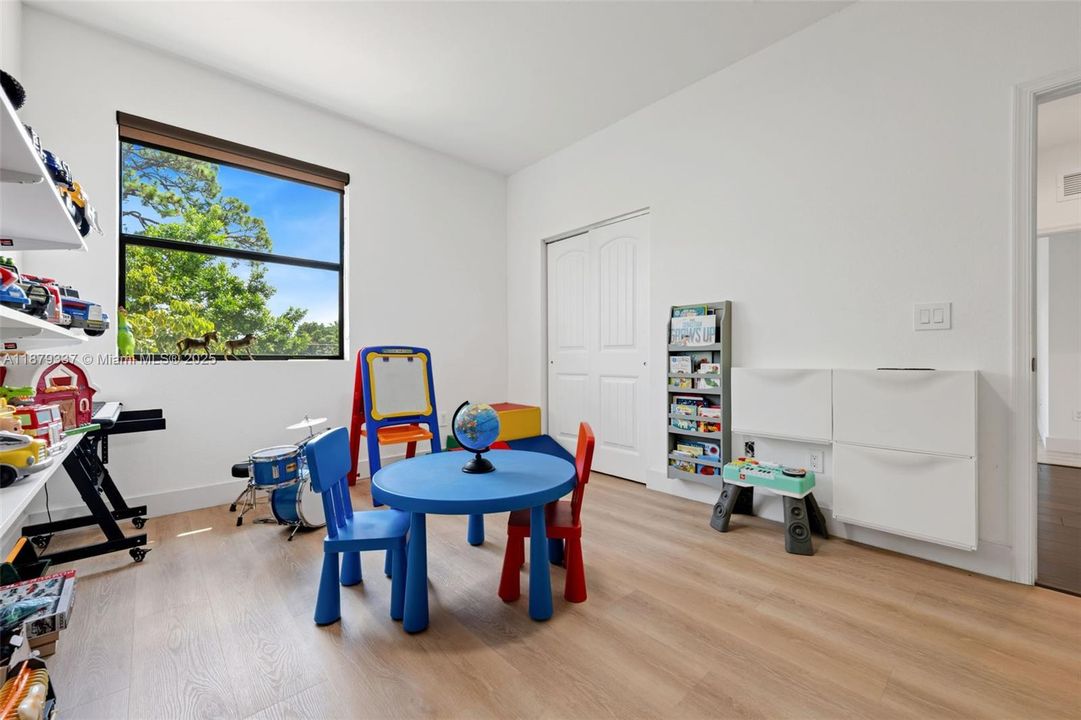 For Sale: $715,000 (5 beds, 3 baths, 2966 Square Feet)