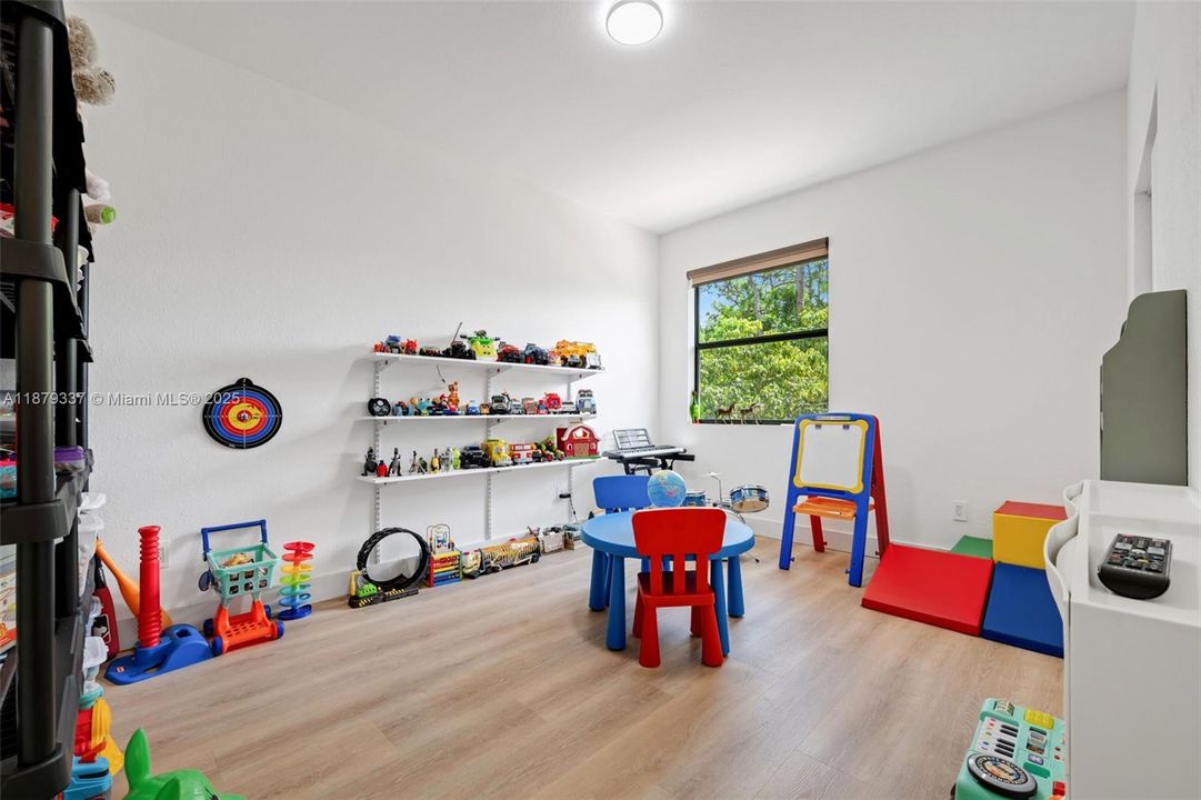 For Sale: $715,000 (5 beds, 3 baths, 2966 Square Feet)