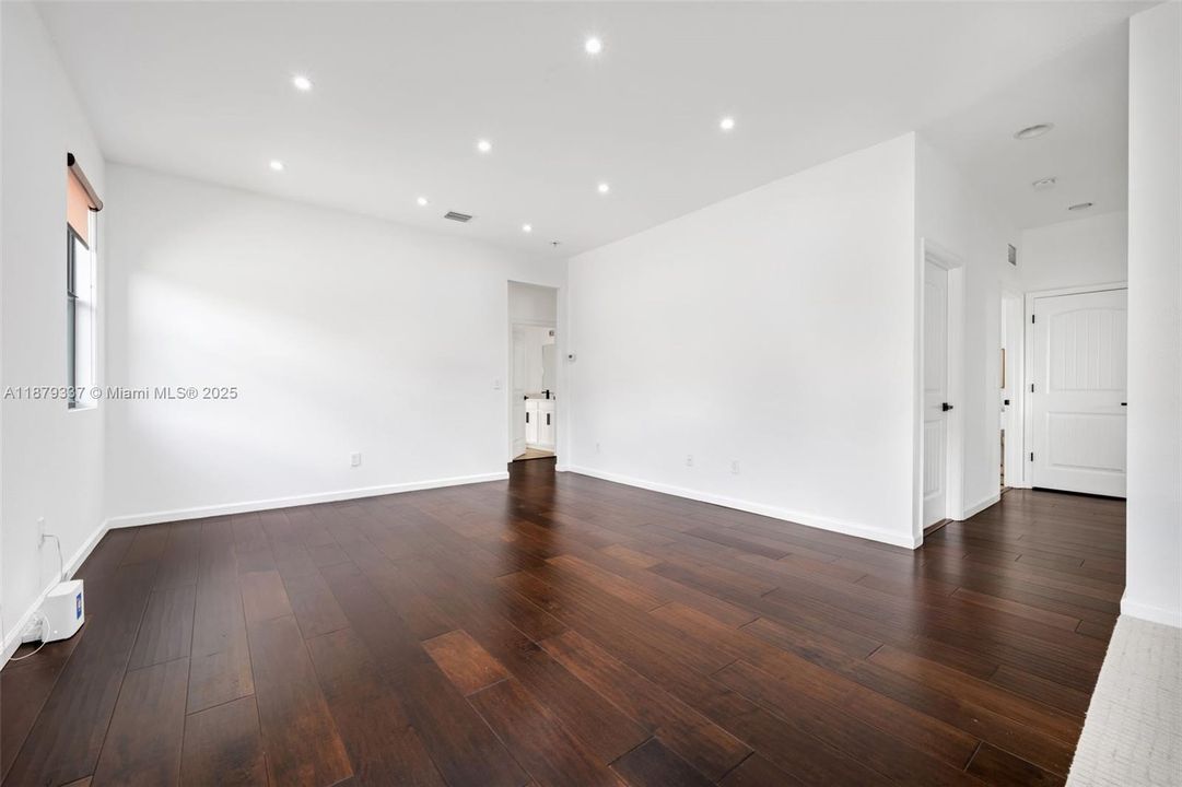 For Sale: $715,000 (5 beds, 3 baths, 2966 Square Feet)