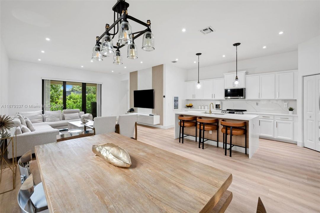 For Sale: $715,000 (5 beds, 3 baths, 2966 Square Feet)