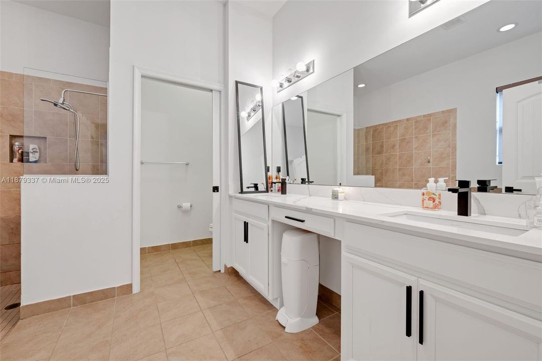 For Sale: $715,000 (5 beds, 3 baths, 2966 Square Feet)